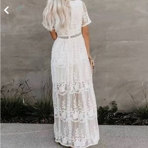 White lace 1/2 lined lace king dress. Absolutely gorgeous and so comfortable